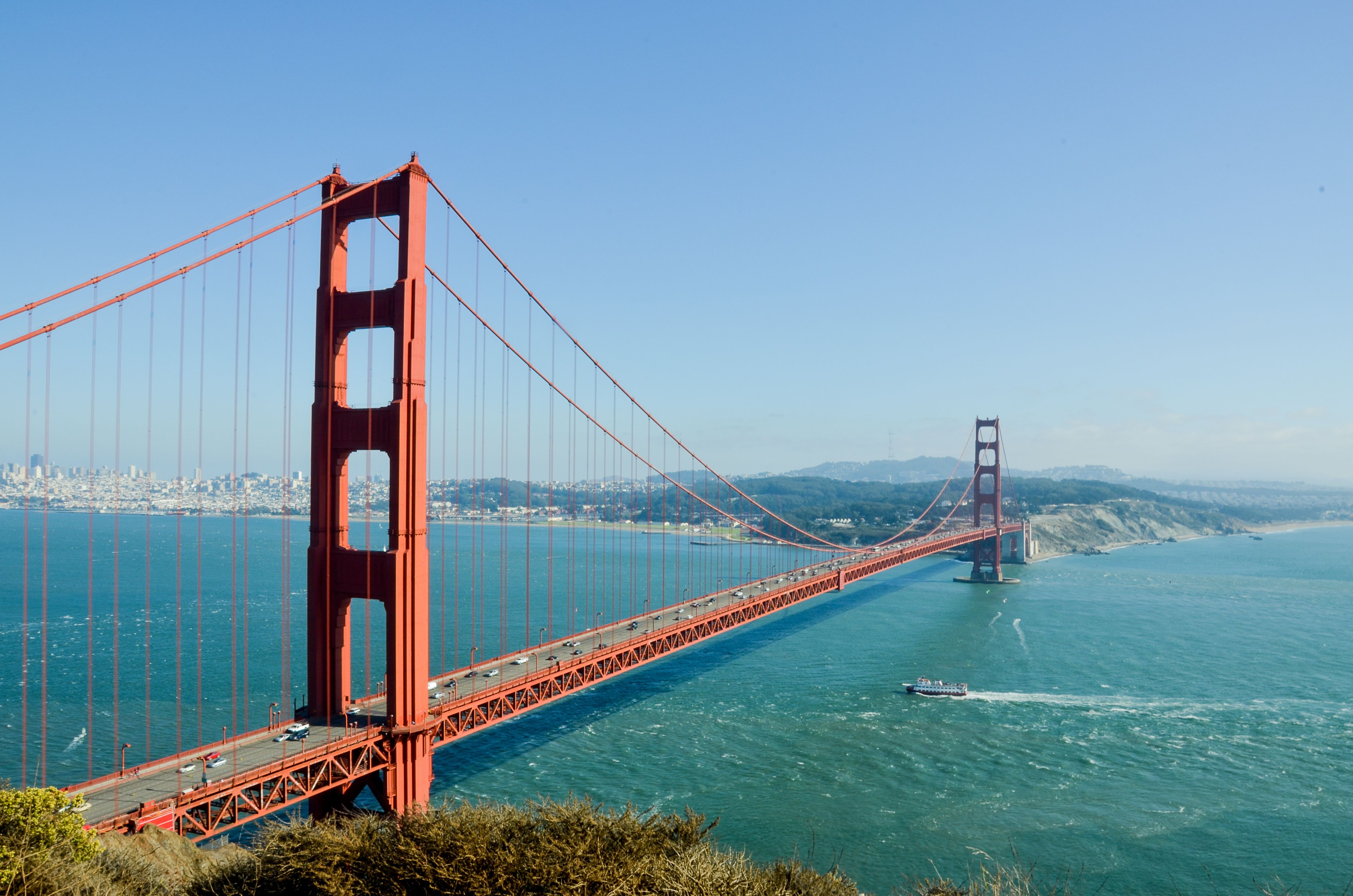 Golden Gate Bridge spanning across San Francisco Bay